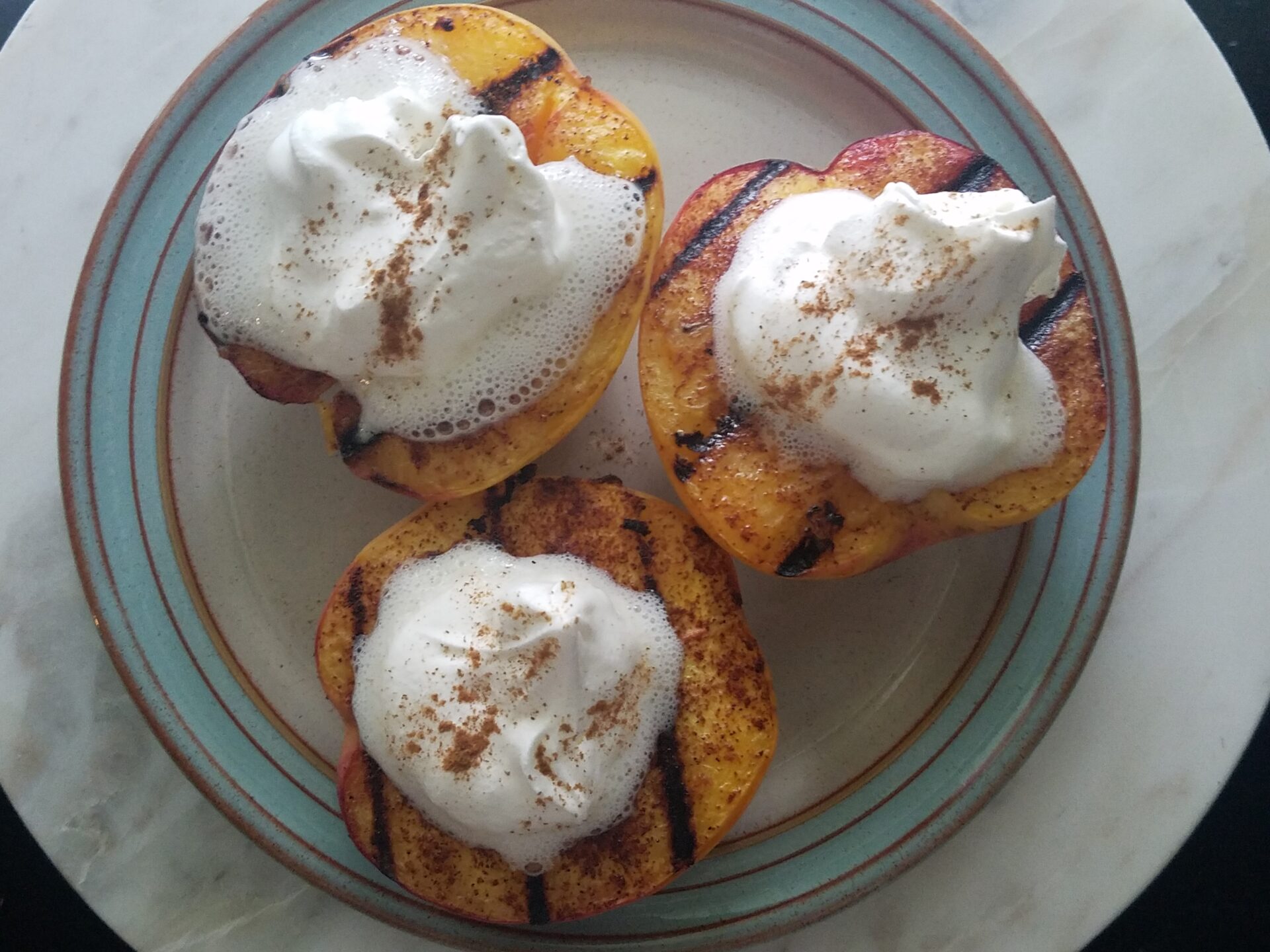 grilled peaches with cinnamon and cream