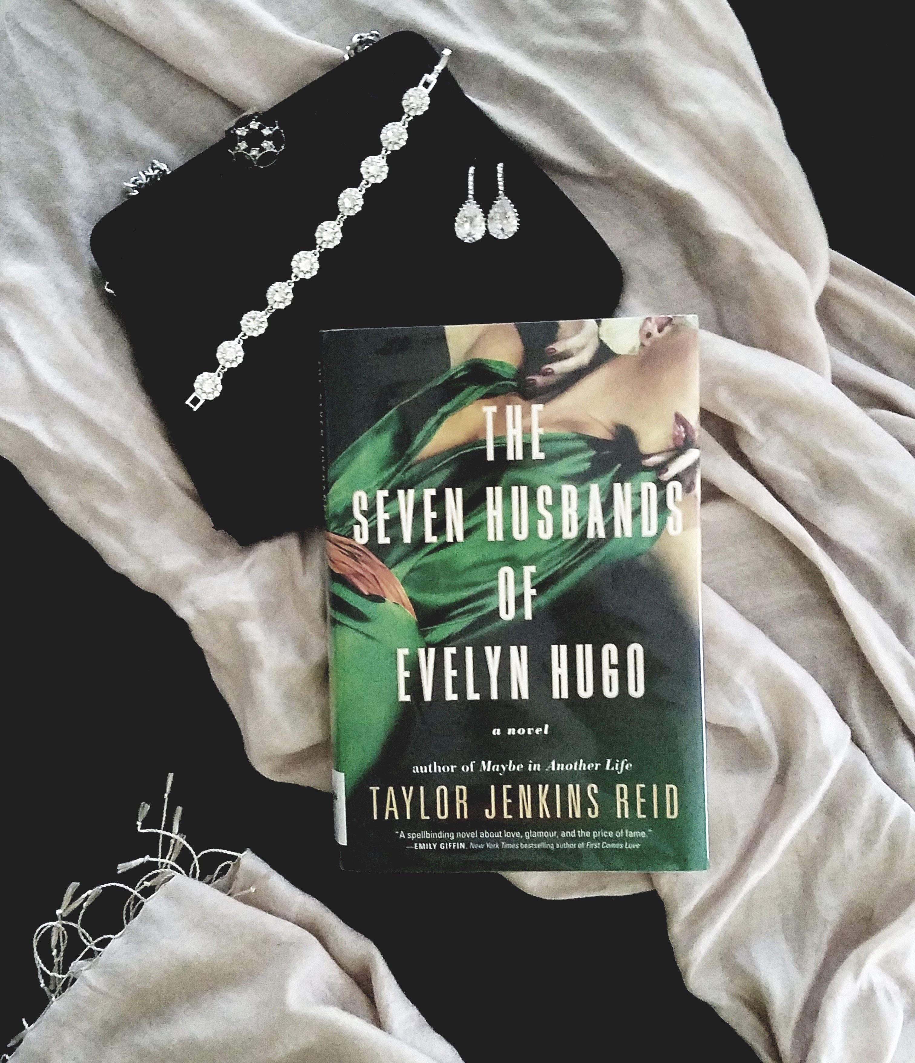 Book Cover of THE SEVEN HUSBANDS OF EVELYN HUGO