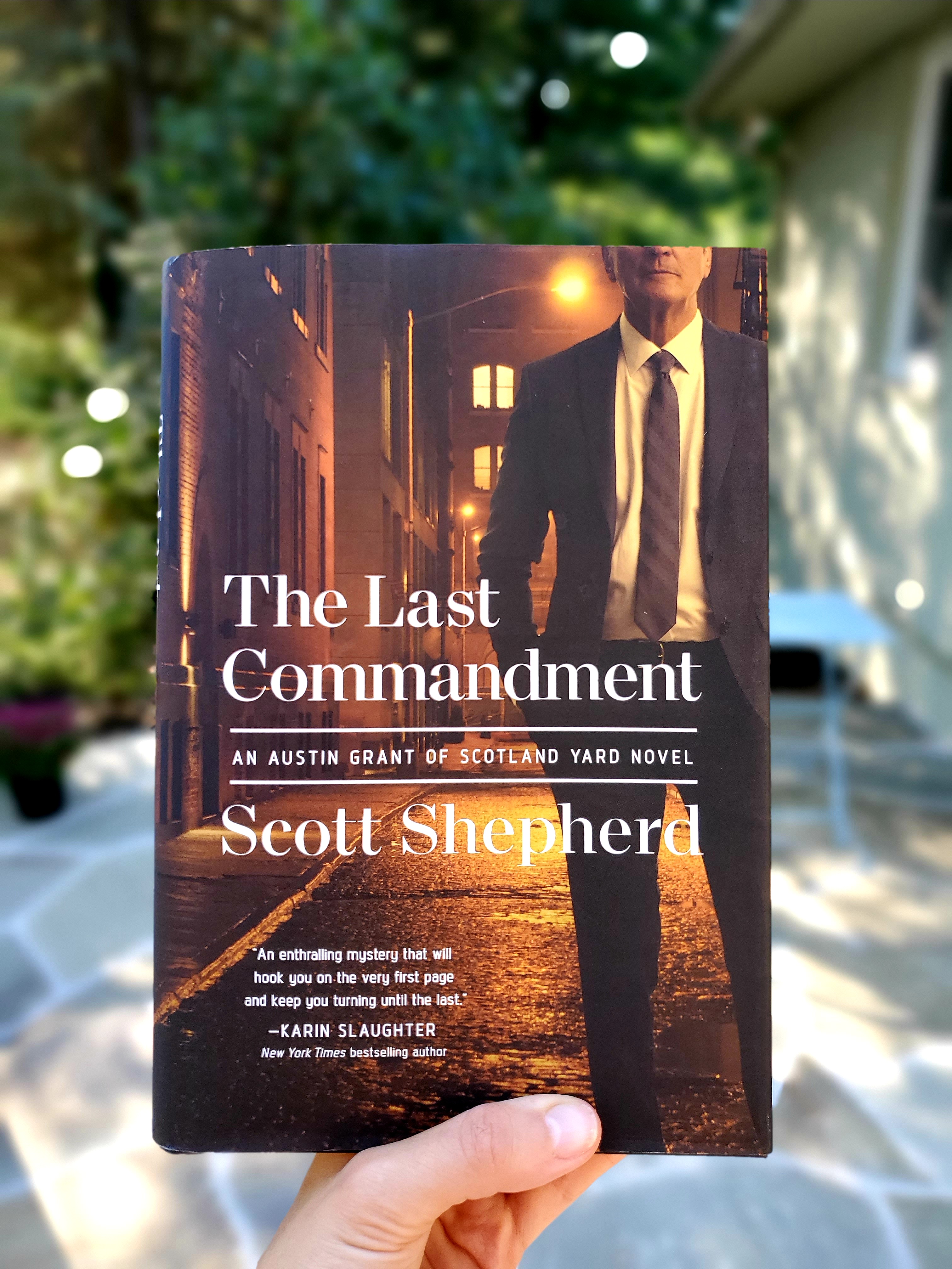 Book cover of The Last Commandment