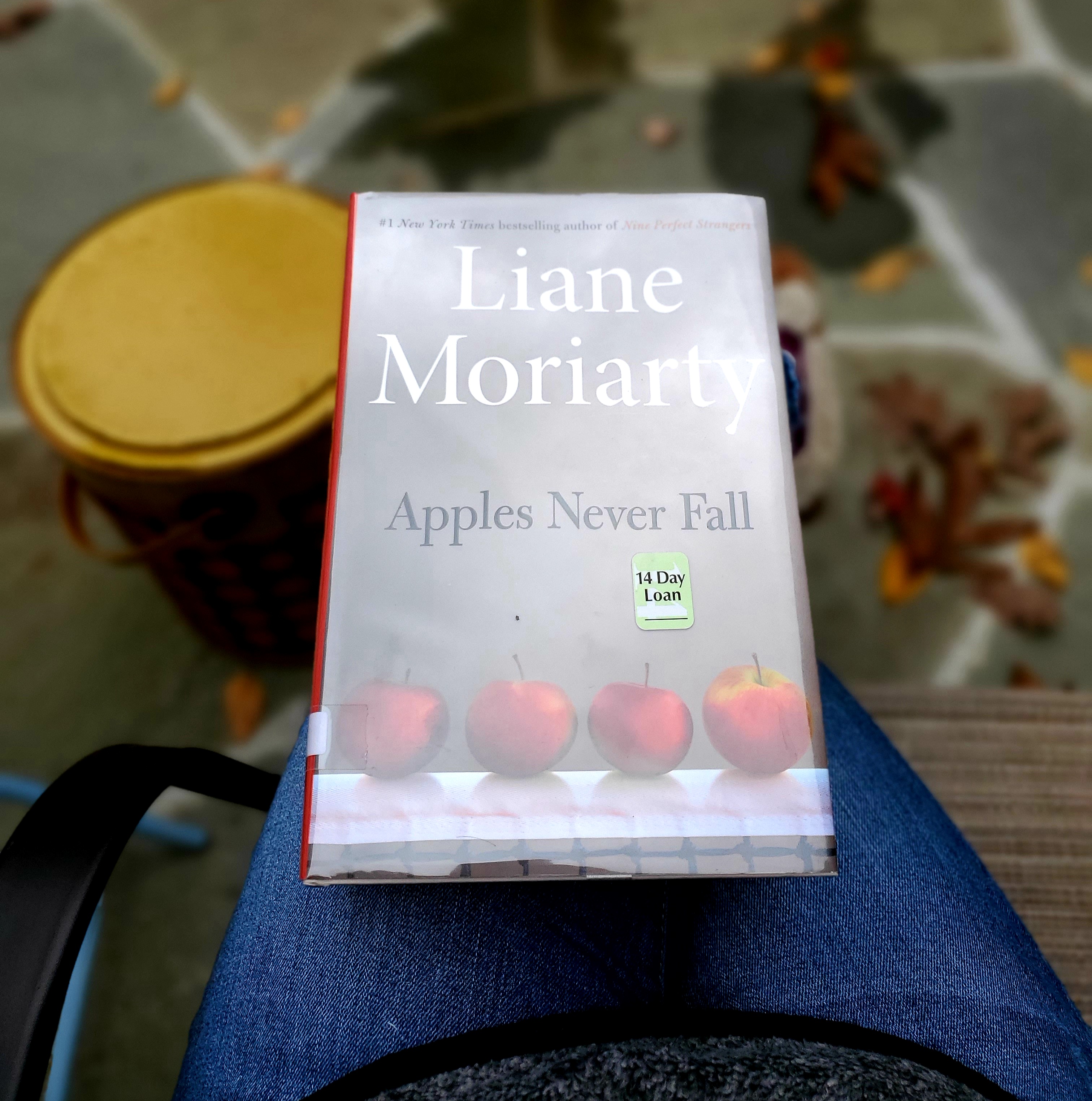 Book cover of APPLES NEVER FALL